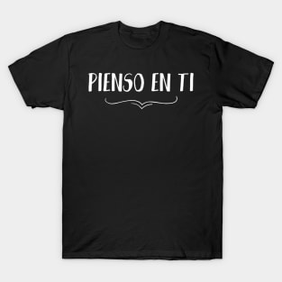 Pienso en ti, i'm thinking about you in spanish, hablemos del amor series T-Shirt